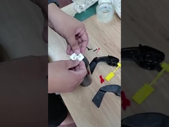 Manche portable avec actionneur d'extincteur à capuchon aérosol