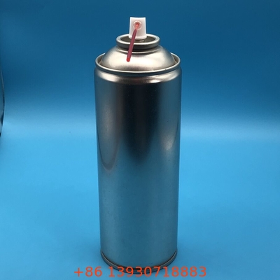 La valve aérosol pour nettoyant de carburateur délivre un jet concentré de solvant à haute pression