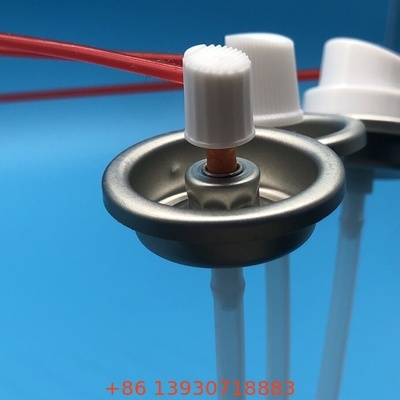 La valve aérosol pour nettoyant de carburateur délivre un jet concentré de solvant à haute pression