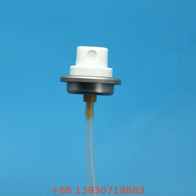 Un pulvérisateur d'eau rafraîchissant pour le visage hydrate et revitalise la peau à chaque pulvérisation