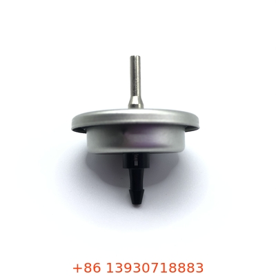 Une soupape de remplissage universelle de butane pour les poêles de camping portables.