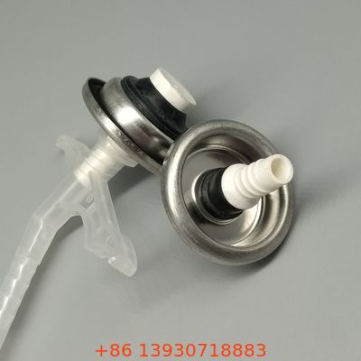 Valve de pulvérisation de mousse en PU efficace et à basse pression pour les kits de mousse à deux composants avec évacuation complète du produit et déchets minimaux.